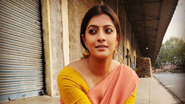 దర్శకురాలిగా మారబోతున్న వరలక్ష్మీ శరత్ కుమార్.. ఇక మెగాఫోన్‌తో హంగామా!