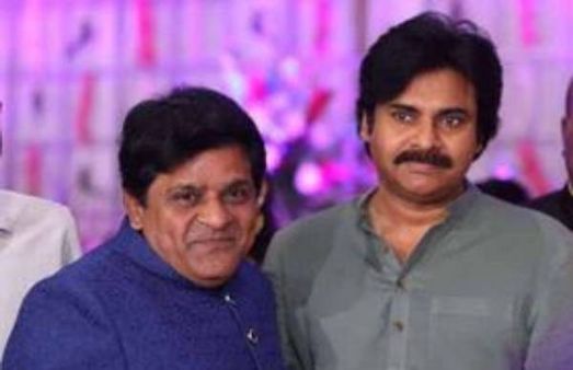 పవన్ కళ్యాణ్‌తో కలిసి నటించబోతున్న కమెడియన్ ఆలీ.. అలా సెట్ చేసిన స్టార్ దర్శకుడు