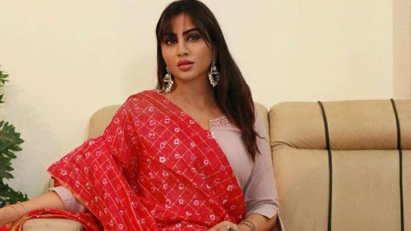 బిగ్ బాస్ భామకు పబ్లిక్‌లో చేదు అనుభవం: సెల్ఫీ అడిగి ముద్దు పెట్టాడు.. తర్వాత రోజే అసలైన ట్విస్ట్