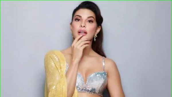 బట్టలు మొత్తం విప్పేసి ప్రభాస్ భామ రచ్చ: అద్దం ముందు ఘాటు సెల్ఫీ.. దాన్ని హైలైట్ చేసి బ్యూటీ