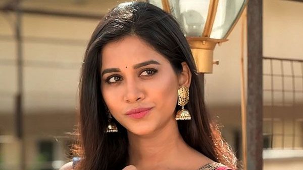 కెమెరాకు సెక్సీ స్టిల్స్ ఇవ్వాలంటే నీ తరువాతే ఎవరైనా.. నభా నటేష్ గ్లామరస్ డోస్ మామూలుగా లేదు!