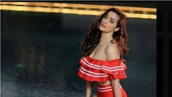 బికినీలో రాయ్ లక్ష్మీ రచ్చ.. బీచ్‌లో రత్తాలు అందాల ఆరబోత