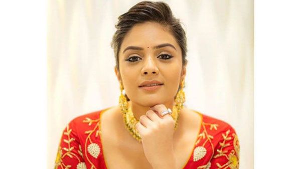 షర్ట్ బటన్స్ విప్పేసిన శ్రీముఖి: ఏకంగా అలా చూపిస్తూ ఫోజులు.. హాట్ షోతో సెగలు రేపుతోన్న యాంకర్