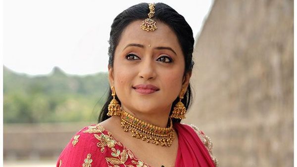 తొలిసారి అలా చేసి షాకిచ్చిన సుమ: షోలో అందరి ముందే కింద పడిపోయి.. దెబ్బకు దిమ్మ తిరిగిపోయింది