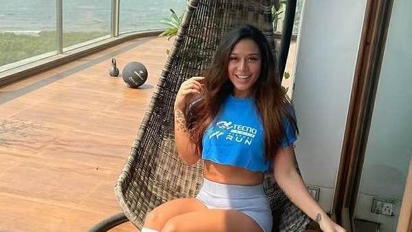 బికినీలో రచ్చ రేపుతోన్న స్టార్ హీరో చెల్లెలు.. ఏకంగా రోడ్డెక్కి సైకిల్ పై చక్కర్లు!