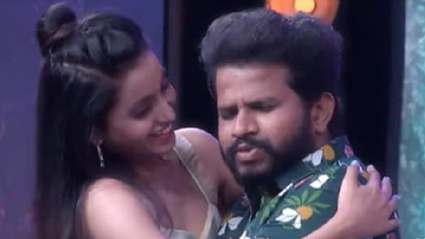 అందరి ముందే స్టేజ్ మీద రెచ్చిపోయిన హైపర్ ఆది.. దీపికను హగ్ చేసుకుని వదలకుండా!