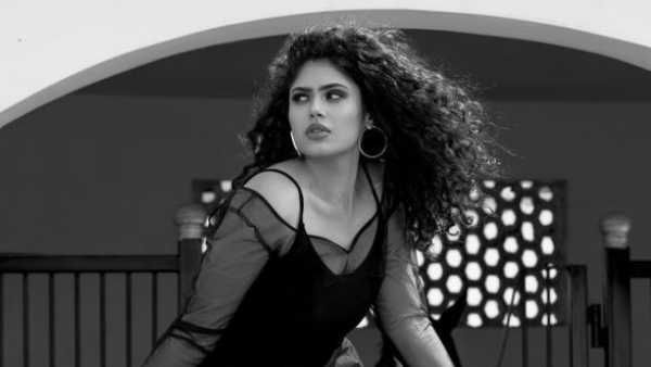 ‘జాతి రత్నాలు’ హీరోయిన్ గ్లామర్ ట్రీట్: క్లీవేజ్‌ షోతో షాకిచ్చిన చిట్టి.. ఇలా రెచ్చిపోయిందేంటి!