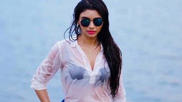 బట్టలు ఉన్నా లేనట్లే.. రెచ్చిపోయిన జబర్ధస్త్ వర్ష అందాల ఆరబోత!