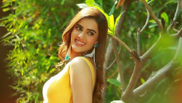 ప్యాంట్ వేసుకోవడం మర్చిపోయిన మినీ కధ హీరోయిన్.. కారులో అలా రెచ్చిపోయిందిగా!