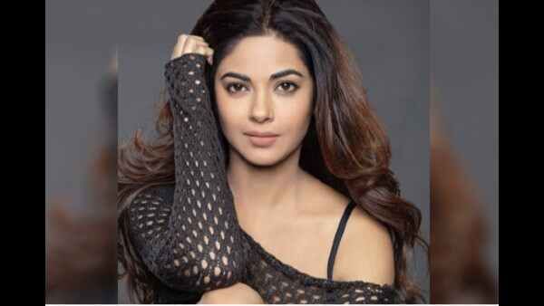 వ్యాక్సిన్ కోసం ఫేక్ ఐడి సృష్టించిన హీరోయిన్.. అసలు సీక్రెట్ బయటపెట్టింది !