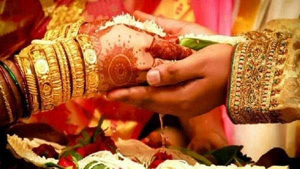 విషయం చెప్పకుండా దాచేసిన యువ హీరోయిన్.. దెబ్బకు పెళ్లి వాయిదా.. !