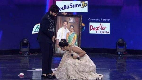 ఓంకార్‌కు మోనాల్ గజ్జర్ పాదాభివందనం.. కన్నీటిపర్యంతమైన బిగ్‌బాస్ బ్యూటీ!