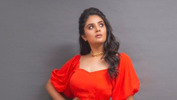 చిన్న గౌనులో పెద్దపాప.. అలా చూస్తూ చంపేస్తోన్న శ్రీముఖి!