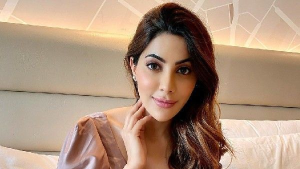 బీచ్‌లో బిగ్‌బాస్ బ్యూటీ బికినీ రచ్చ.. ఆ ఇద్దరి మధ్యలో నిల్చుని.. బాబోయ్ మరీ ఇలా ఏంటీ!