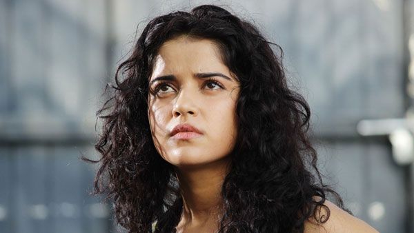 హాస్పిటల్ ముందే కరోనాతో హీరోయిన్ సోదరుడు మృతి.. ఎంత వేడుకున్నా దక్కని ఫలితం