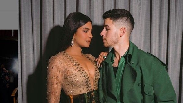 అవార్డ్స్ ఫంక్షన్ లో ఉల్లి పొర లాంటి డ్రెస్.. భర్తతో కలిసి రచ్చ రేపిన ప్రియాంకచోప్రా!