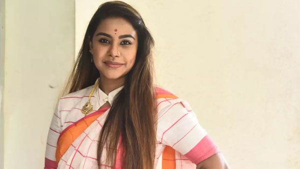 శ్రీరెడ్డిపై వైసీపీ ఎంపీ సంచలన వ్యాఖ్యలు: బ్లూఫిల్మ్‌లు తీసుకుంటూ ఇలా.. వాటి కోసమే పవన్‌ను అంటూ!