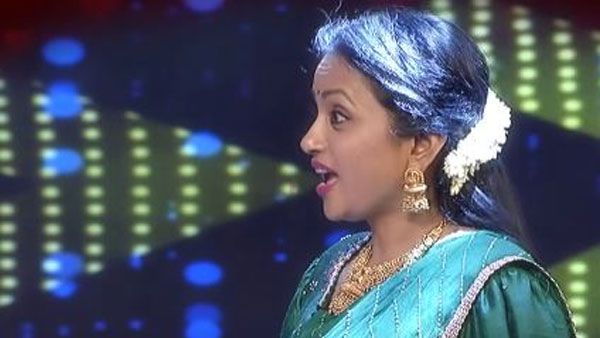 యాంకర్ సుమ ముందే నోట్లో నోరు పెట్టుకొని షాక్ ఇచ్చారుగా.. టీవీ షోలో రొమాంటిక్ సీన్