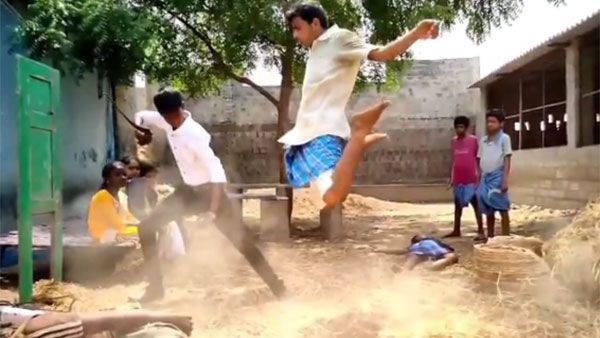 Vakeel Saabగా మారిన నెల్లూరు కుర్రాళ్లు.. ఫైట్ సీన్స్‌తో కేక పెట్టించిన సినిమా పిడుగులు (వీడియో)