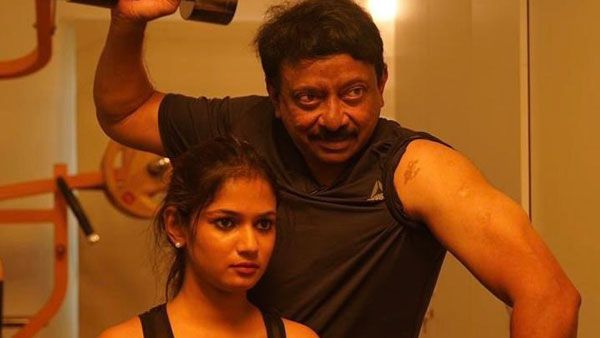 స్పోర్ట్స్ బ్రాతో వర్మ పక్కన అరియానా.. ఇంటర్వ్యూకి వస్తే ఆ పని చేశామంటూ ఆర్జీవి కామెంట్స్!