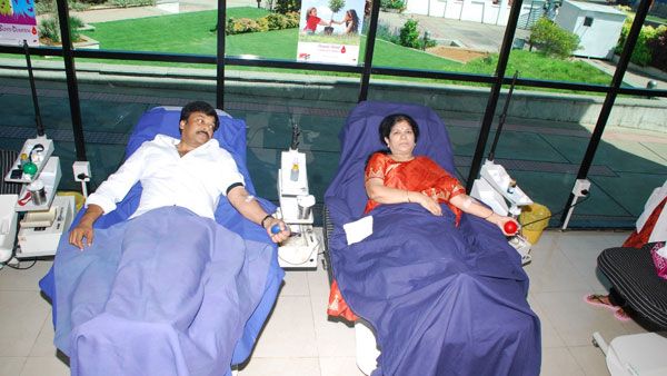 సతీసమేతంగా మెగాస్టార్ చిరంజీవి రక్తదానం.. ఇదొక గొప్ప అదృష్టం అంటూ..