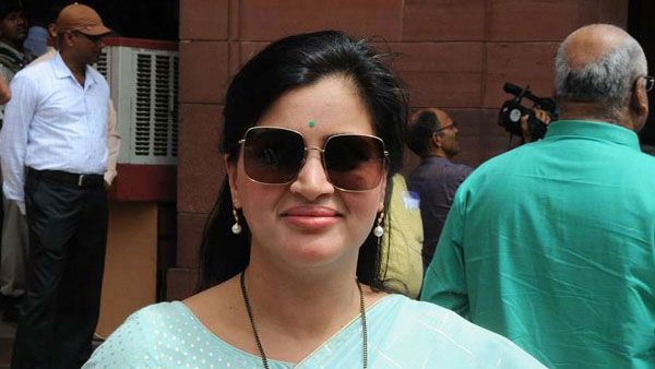 టాలీవుడ్ హీరోయిన్ కి ఊహించని షాక్.. ఆ సర్టిఫికెట్ రద్దు, ఎంపీ పదవికి గండం!