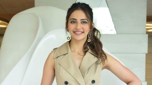 బ్యాక్ గ్రౌండ్ నుంచి వచ్చే వాళ్ళకు రకుల్ హెచ్చరిక.. గుర్తుపెట్టుకొని రండి జాగ్రత్త!