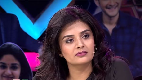 Sreemukhi అదిరిపోయే గ్లామర్ ట్రీట్: స్లీవ్‌లెస్ బ్లౌస్‌తో అందాల విందు!