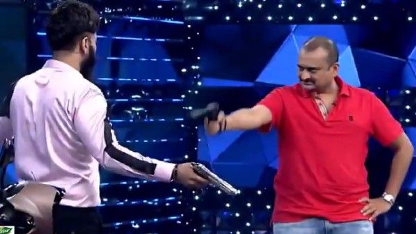 ఇంత టార్చరా? పిస్టల్ గురిపెట్టిన బండ్ల గణేష్.. నీళ్లు తాగించిన హోస్ట్ ఓంకార్!