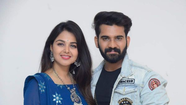 జంటగా సర్‌ప్రైజ్ చేసిన అఖిల్ మోనాల్: చాలా రోజుల తర్వాత క్లోజ్‌గా.. అద్దంలో అలా కనిపించడంతో!