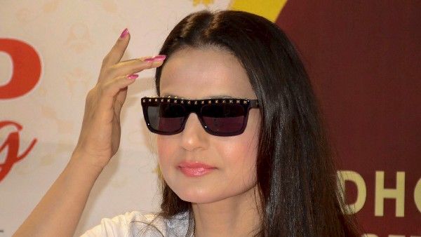 కరీనా కపూర్ నా ఆఫర్‌ను లాగేసుకొంది.. బాలీవుడ్ పాలిటిక్స్‌పై అమీషా పటేల్ ఫైర్