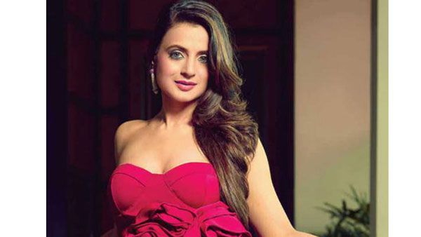 హాట్ షోలో హద్దు దాటిన పవన్ హీరోయిన్.. మరీ ఇంత దారుణమా!