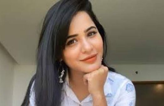 అతడితో కలిసి రెచ్చిపోయిన అషు రెడ్డి: గాల్లో తేలుతూ రొమాంటిక్‌గా.. ముద్దులు పెడుతూ రచ్చ