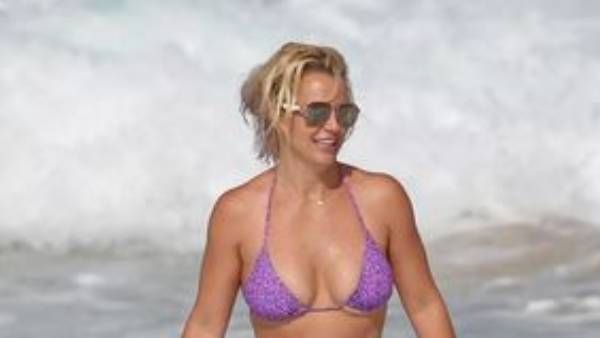 టాప్ లెస్ గా రచ్చ రేపిన బ్రిట్నీ స్పియర్స్.. కేవలం అవే అడ్డు పెట్టి మరీ!