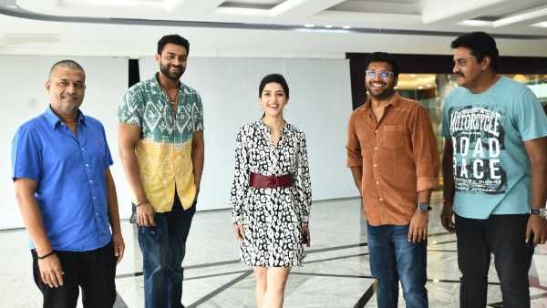 నవ్వుల సందడిలో కలిసిన మెహ్రీన్ ఫిర్జాదా: ఎంగేజ్‌మెంట్ తర్వాత తొలిసారి వచ్చిన బ్యూటీ