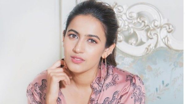 నిహారిక చేతిలో సిగరెట్ ప్యాకెట్.. షూటింగ్‌లో అలా భర్తతో కలిసి సరదాగా..