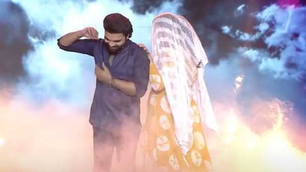 ప్రదీప్‌కు మరో యాంకర్ లవ్ ప్రపోజల్: నిజంగానే చేయి పట్టుకుని మరీ