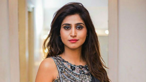 మేకప్ రూమ్‌లో వర్షిణి హాట్ సెల్ఫీ: యాంకర్ అందాల వల.. చూస్తే ఎవరైనా ఫిదా అవ్వాల్సిందే