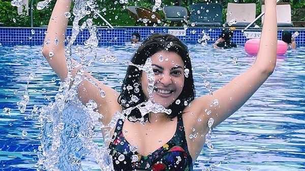 పెళ్ళైన తర్వాత ఫస్ట్ టైం హాట్ ట్రీట్ ఇచ్చిన కాజల్.. ఓన్లీ బ్రాతో స్విమ్మింగ్ పూల్ లో?