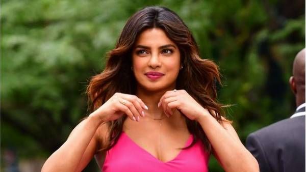 ఘాటు సెల్ఫీతో కాక రేపుతోన్న ప్రియాంక చోప్రా: అందాలు మొత్తం కనిపించేలా ఫోజులు