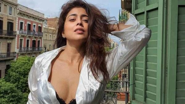 పబ్లిక్‌లోనే భర్తతో శ్రీయ శరణ్ రొమాన్స్: అలా రెచ్చగొట్టి మరీ ఘాటు ముద్దులు.. వీడియో వైరల్