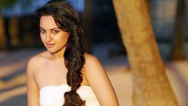 సోనాక్షి.. నీ బికినీ.. ప్యాంటీ చూపించవా? జబర్దస్త్ జవాబుతో నెటిజన్‌కు సోనాక్షి సిన్హా చుక్కలు!