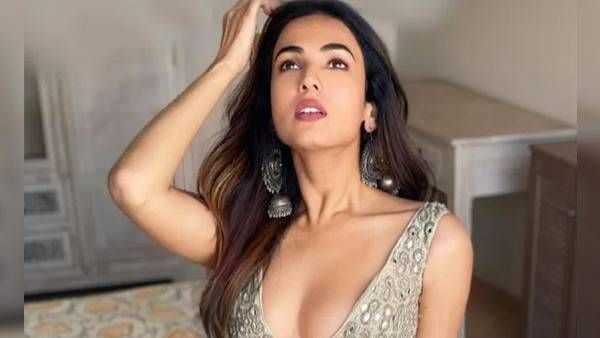 హాట్ ఫొటోతో హీటు పెంచిన లెజెండ్ హీరోయిన్: అరాచకమైన ఫోజుతో రెచ్చిపోయిన భామ