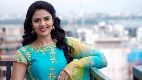 షూటింగ్‌‌కు వెళ్తే అలా చేయించారు.. ఇండస్ట్రీకి ఎందుకొచ్చానా అని ఏడ్చా: శ్రీముఖి సంచలన వ్యాఖ్యలు