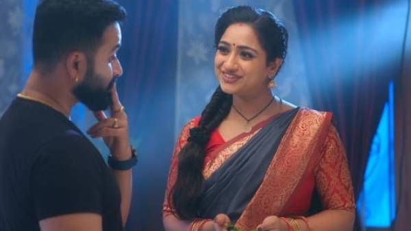 Trinayani Episode 373 నయని కాళ్ళు పట్టుకున్న విశాల్.. బలవంతం చేసిన సుమన?