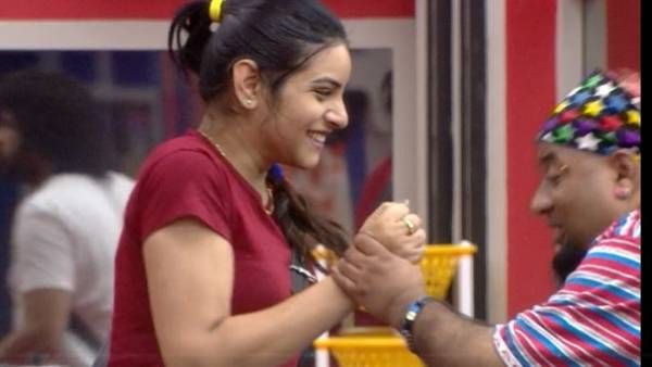 జబర్దస్త్ ప్రియాంక‌కు సైట్ కొట్టిన లోబో.. ఈల వేసి అదో రకంగా పైకెత్తి.. బిగ్‌బాస్‌లో చిలిపిగా లవ్ ట్రాక్