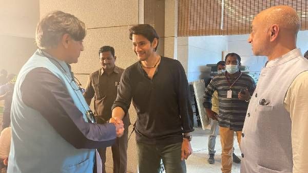 Sarkaru Vaari Paata సెట్లో అనుకోని అతిథి.. సాదరంగా ఆహ్వానించిన మహేష్ బాబు