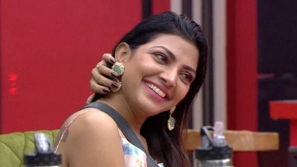 Lahari Shari in Bigg Boss Telugu 5: వాళ్లను చూస్తే అలాంటి మూడ్ రావడం లేదు.. స్కూల్ పిల్లల్ని పంపించారేంటో అంటూ
