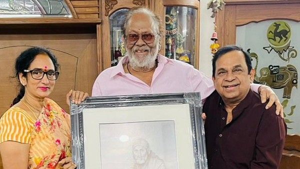 కృష్ణం రాజుకు అపురూపమైన బహుమతి ఇచ్చిన బ్రహ్మానందం..థ్యాంక్యూ ఫర్‌ ది స్పెషల్‌ సర్‌ప్రైజ్‌ అంటూ ఆయన ట్వీట్!