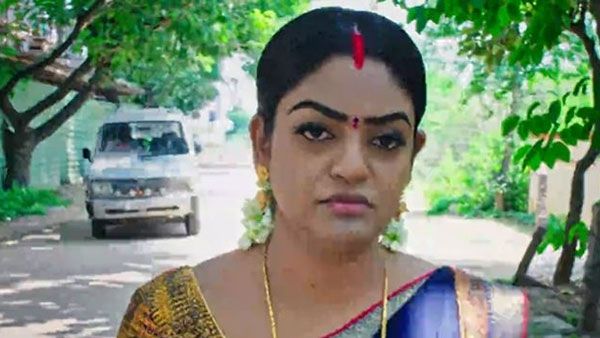 Karthika Deepam వంటలక్కపై హత్యాయత్నం.. దీపను వెంటాడి కారుతో గుద్దేసి..